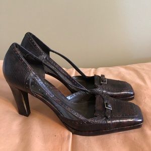 Nine West Dark Brown Leather Shoes. Size 8. Used inside a few tines only.